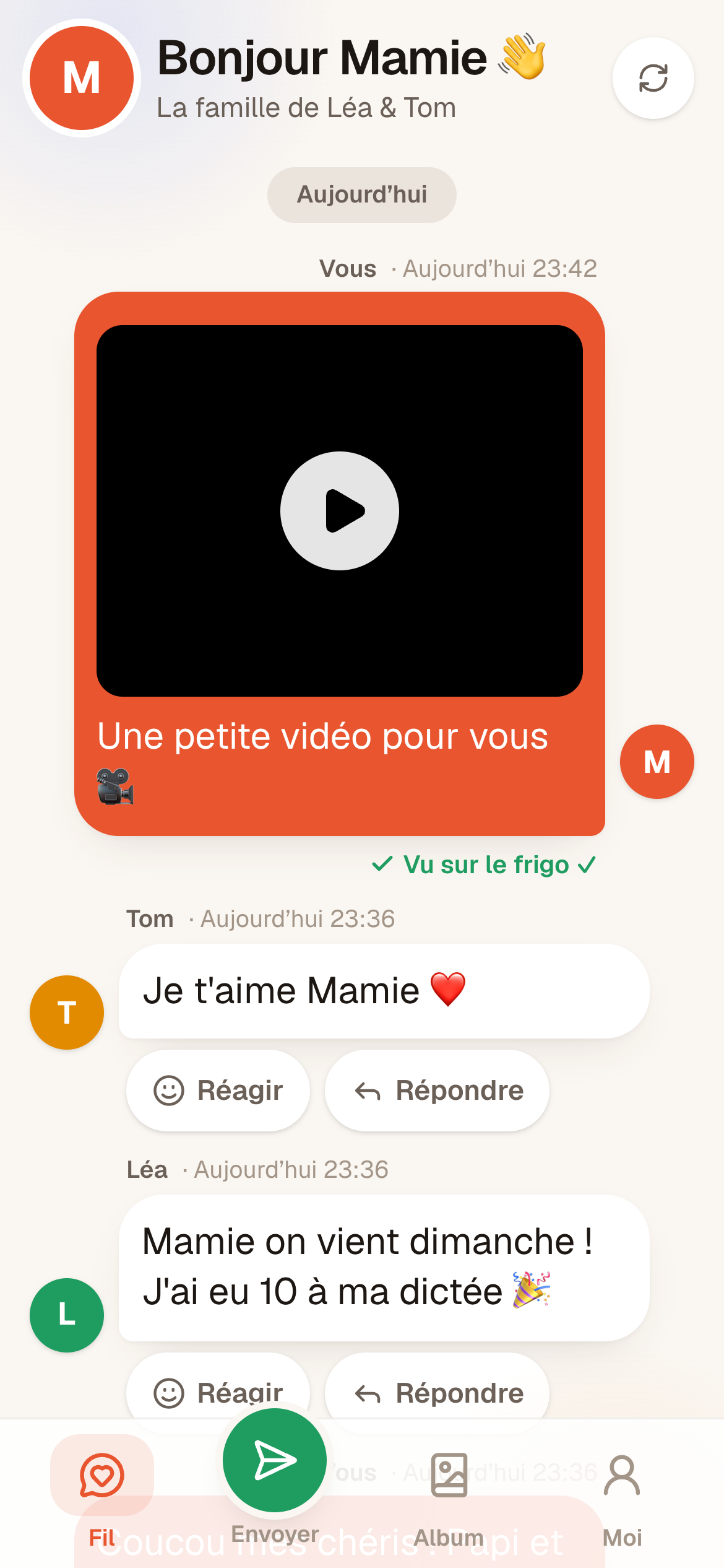 Le téléphone de Mamie : « Bonjour Mamie », le dessin et le mot de Tom, « Vu sur le frigo »