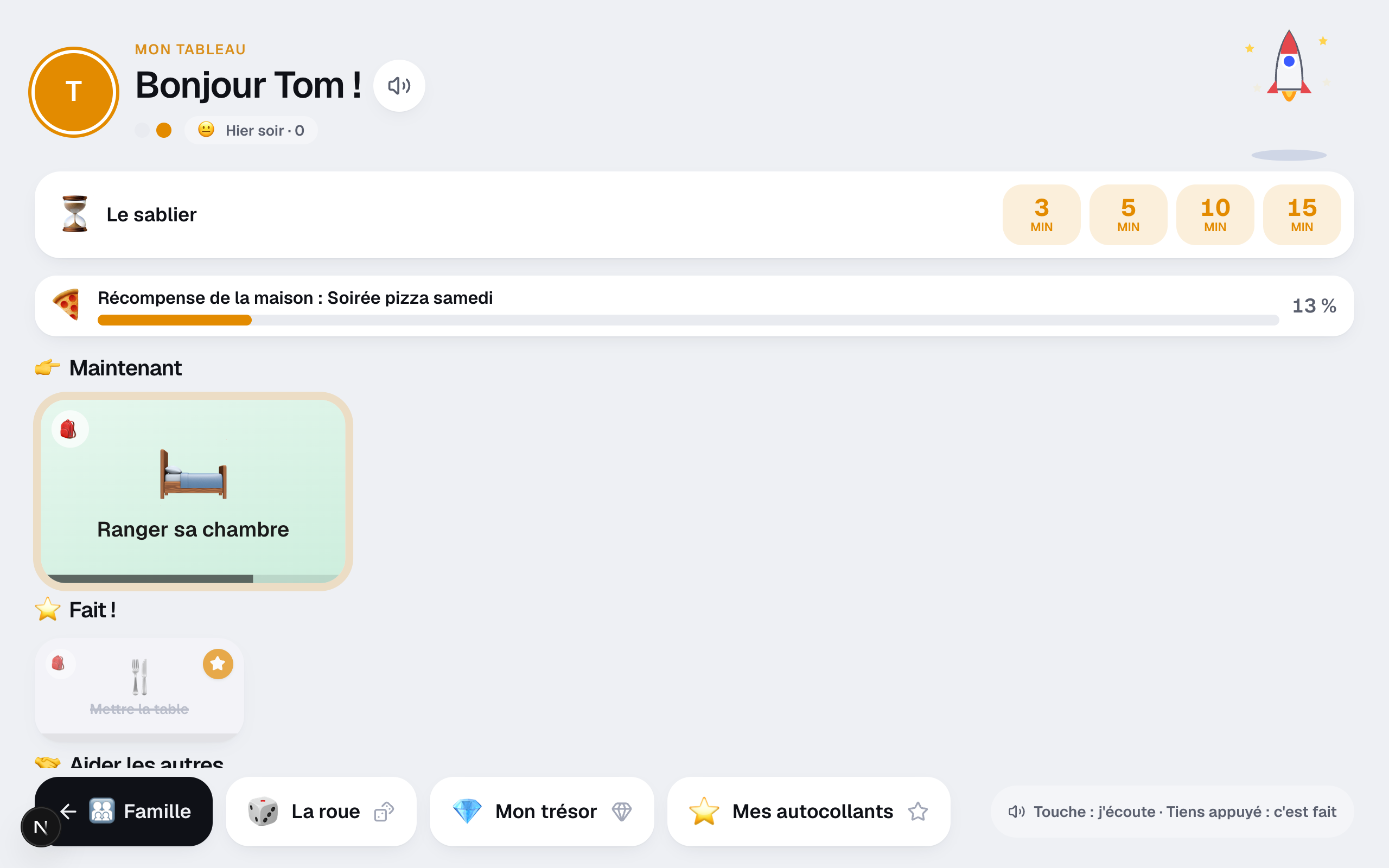 Mon tableau de Tom : grosses cartes avec pictogrammes, il tient appuyé sur « Ranger sa chambre », la fusée se prépare