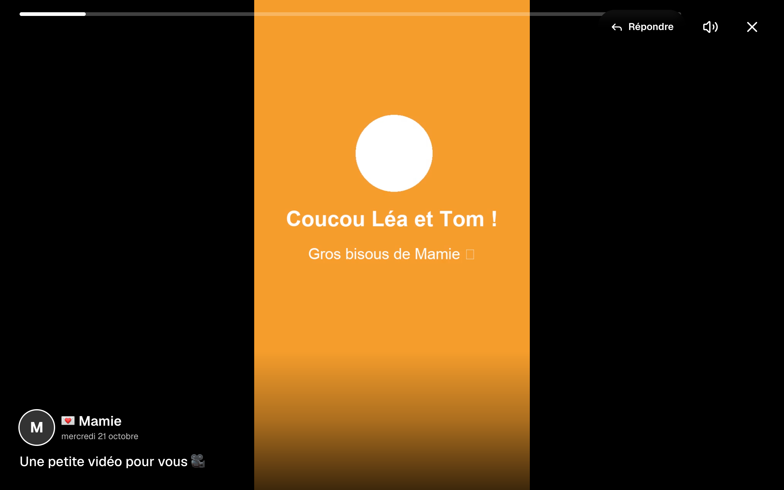 Le soir, sur le frigo : la vidéo de Mamie en plein écran, « Coucou Léa et Tom ! »