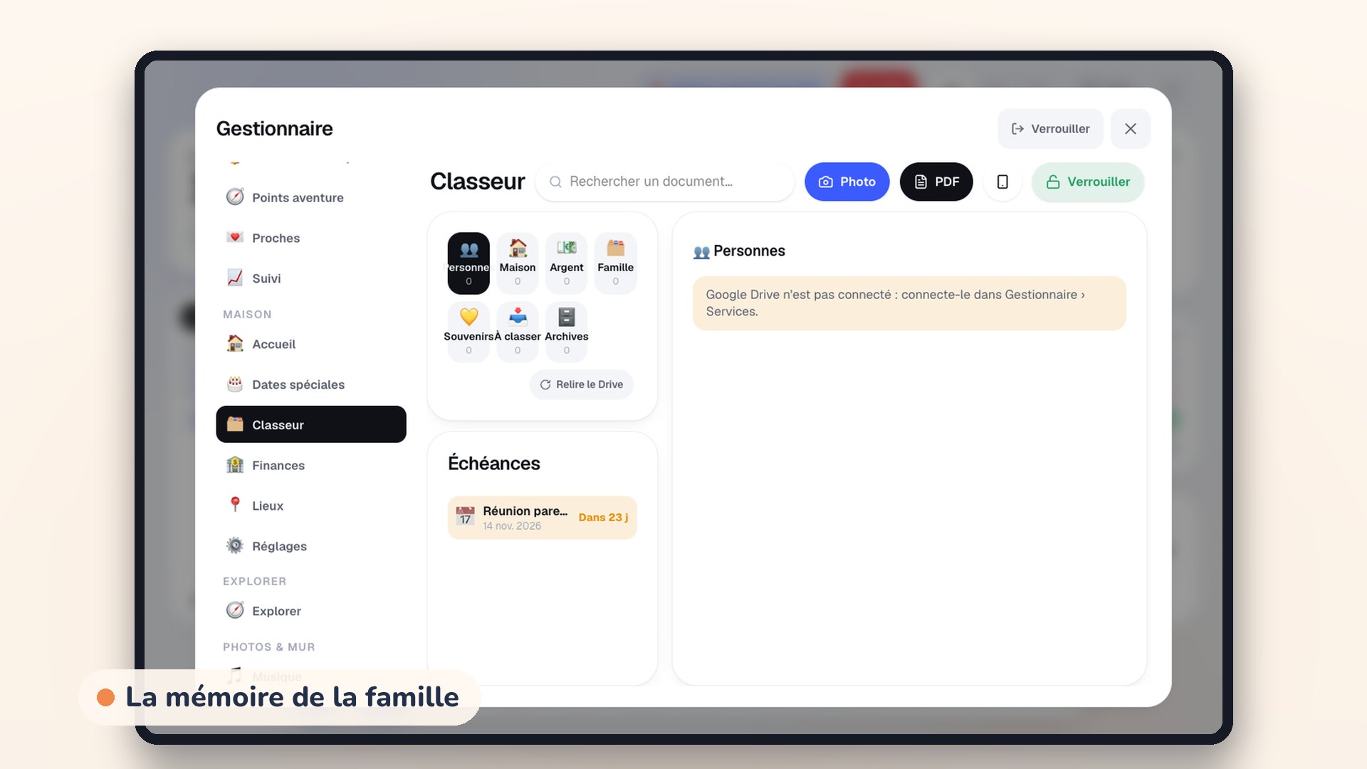 Le classeur de la famille sur la tablette : documents lus et classés par l'IA, échéances rappelées