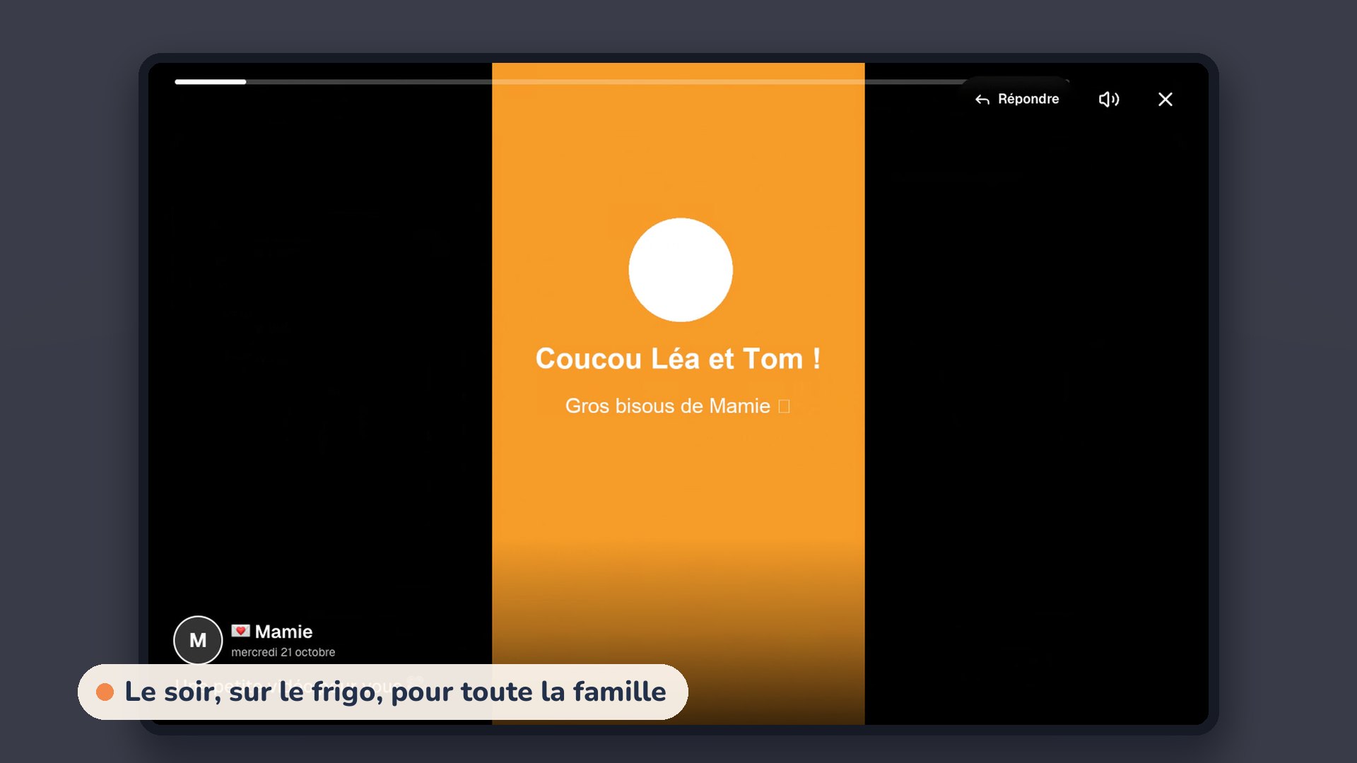 La cuisine le soir : le mur du frigo en thème sombre, lumière chaude